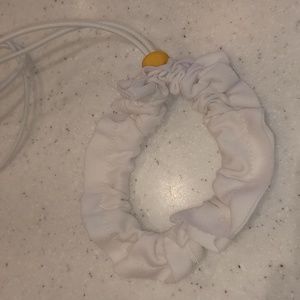 1 white draw string tie 👔